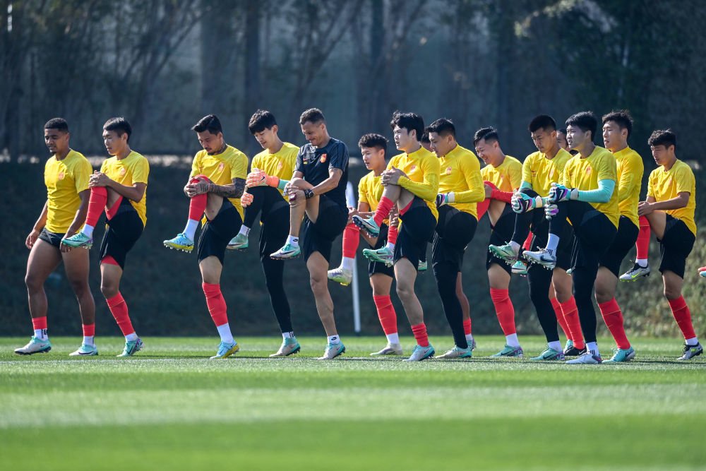 1月11日，中国国家男子足球队继续在卡塔尔多哈进行训练，备战将于1月12日开赛的卡塔尔男足亚洲杯。新华社记者 江汉 摄
